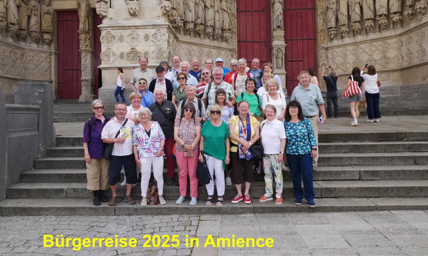 Bürgerreise 2025 Gruppe vor der Kathedrale in Amiens